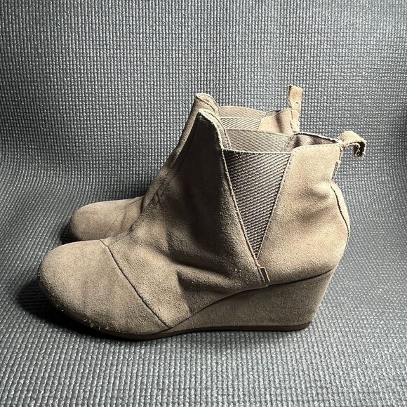 TOMS Kelsey Booties Womens Size‎ 10 Beige Suede Leather Wedge Heel Pull On - Picture 1 of 9
